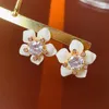 Boucles d'oreilles à tige lumière luxe Vintage élégant blanc fleur balancent 2023 mode coréenne acrylique cristal bijoux cadeaux de fête