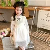 Abiti da ragazza Le ragazze vestono i bambini Primavera e autunno 2023 Moda dolce pizzo principessa Elegante O-collo bianco tinta unita manica a sbuffo