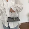 Kadınların yeni tarzı omuz çantası, şık ve serin crossbody çantası, akşam yemeği çantası, inci çanta, küçük kare çanta 230707 için elmas çantalı çanta