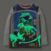 T-shirts Little maven Baby Boys T-shirt de mangas compridas Luminous Cotton Cartoon Dinosaur Shirt Fashion Tops for Kids 2-7 year 230707