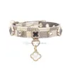 Colliers de concepteur de chien Set Soft Adjustable Classic Imprimé Plaid Leather Pet Collar avec des charmes de fleurs pour petits chiens Chihuahua Poodle GEM BEDCKED S B197 S