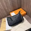 Kosmetyczki Etui Wysokiej jakości Monogramy Tłoczone Łatwe etui na pasku Torba Torebka Kobiety Messenger Torebki Złoty łańcuszek Torba na ramię caitlin_fashion_bags