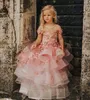 Ładne dziecko różowy kwiat sukienki dla dziewczynek kwiecista koronka aplikacje Ruffles warstwowe suknie ślubne z organzy dziecko dzieci krótkie rękawy sukienka na przyjęcie urodzinowe wycięcie pod szyją