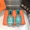 Дизайнер-дизайнер Slipper Slipper Luxury Мужчины Женские Сандалии Письмо Прозрачное дизайнер мужчина скользит модные тапочки темперамент сотня с отправкой подарочной коробки размером 35-40.