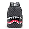 Sırt çantası erkekleri seyahat çantası moda kafes sırt çantası öğrenci okul çantası büyük kapasiteli köpekbalığı çantası sokak trend adam 230708