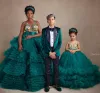 Hunter Green Flower Girls Robes Pour Mariages Jewel Neck Illusion Sans Manches Cristal Perles Tiered Tulle Anniversaire Enfants Pageant Robes Balayage Train