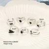 Un paquete de 7 Anillos de amor con espada de circonita esmaltada en gota negra dulce con personalidad para damas, conjunto de 7