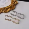 Urok Gold Pated Designer Projektanci Letter Ear Stud Women Fashion Diamond na przyjęcie weselne Prezenty Akcesoria 20style Y240429