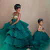 Hunter Green Flower Girls Robes Pour Mariages Jewel Neck Illusion Sans Manches Cristal Perles Tiered Tulle Anniversaire Enfants Pageant Robes Balayage Train