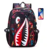 Mochila com padrão de tubarão de designer pode carregar bateria de celular Couro avançado Mochila unissex de grande capacidade Moda jovem Mochila com padrão de desenho animado