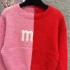 Modische Damenbekleidung, Pullover, kräftiges Farbschema, Rot, Rosa, Spleißpartikel, Plüsch, Buchstaben, langärmelige Pullover, elegante Designer-Damenoberteile