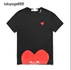 Märke 23SS Mens T-shirts Summer CDGS Play T Shirt Commes Short Sleeve Fashion Designer des Badge Garcons broderi Heart Womens M 9776