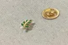 100 sztuk mała niestandardowa broszka emaliowana i szpilki odznaka zielony liść gałązka akacji Ma regalia mason przypinka Akasha prezent dla Fello24639412802