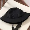 Lettres chapeau de pêcheur en nylon hommes chapeaux avec cordon créatif casquette spéciale à large bord polyvalent gorras couleur unie casquette de créateur populaire chic MZ07 E23