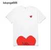 Märke 23SS Mens T-shirts Summer CDGS Play T Shirt Commes Short Sleeve Fashion Designer des Badge Garcons broderi Heart Womens M 9776