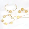 Collana Orecchini Set Vendita Placcato in oro e argento Pianta Fiore a cinque foglie 5pc Fiore di prugna Catena in acciaio inossidabile per donna Trifoglio Regalo