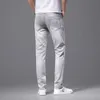 Jeans pour hommes Designer Designer Jeans de couleur claire brodés pour hommes Slim Fit petits pieds élastiques de luxe intelligents pantalons pour hommes à la mode 1DHL