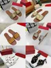 2023 المصمم Slippers Women's Sandals v أحدث صندل من جلد العيد الحمر