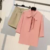 Tute da donna Camicia rosa da donna Due pezzi 2023 Abito estivo con collo a fiocco allentato Abito da donna Top Pantaloncini Pantalone Donna Casual Ufficio