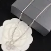 Lussuosa collana di coppia a forma di cuore con strass in tono argento. Collane firmate da donna alla moda. Regalo nuziale di nozze di San Valentino. Gioielli di design.