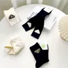 Damessokken ontwerper Sport mode casual jogging driehoek letter sokken zomer zwart en wit dubbele naald puur katoen mid-tube sokken persoonlijkheid alles