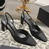 디자이너 드레스 슈즈 패션 디자이너 샌들 컬러 슬링 백 chunky heel squ는 발가락 샌들 6.5cm 높이 발 뒤꿈치 슬리퍼 양가죽 여자 신발입니다.