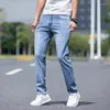 Mäns jeans sommar smal montering klassisk stil män märke affärer casual stretch denim byxor ljusblå byxor man