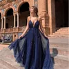 2023 Arabo Dubai Sparkly Sexy Blu Navy A-Line Abiti da ballo Profondo scollo a V Paillettes senza schienale Abiti da sera convenzionali Abiti da festa ogstuff robe de soiree