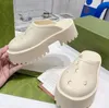 Перфорация G Сандалийские отверстия Дизайнерские скольжения летняя женская женская сандалия толстая черная белая платформа резиновые тапочки 2023