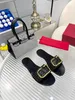 2023 Chinelos de grife Sandálias femininas V Últimas sandálias de couro Feast Saco de pó caixa vermelha Sapatos femininos 35-42