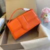 Omuz Tasarımcı Çanta Çanta En Kaliteli Moda Luxurys Kadın Tavaları Debriyaj Çanta Crossbody Ladies Cüzdan Cüzdan Deri Tote Küçük Kare Çanta Çanta