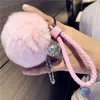 سلاسل المفاتيح Fluffy Real Fur Keychain Pompom Ball Leather Cheer Ring Rings Charm Women Bag Car Pendant Jewelry Trinket Associations