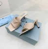 Lyxdesigners Damtofflor triangelklack Sandaler Borstat läder Kvinnor Tofflor Höga klackar fyrkantiga Pumps Inverted Triangle Flip Flops Slides 35-43Box