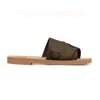 Hoge kwaliteit designer pantoffels sandaal Sandalen Flip-flops houtachtige platte muilezelbinnenzool Het gemakkelijke instapontwerp maakt van deze platte een zomerse essentia outdoorschoen