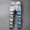 Jeans da uomo in stile europeo Pantaloni da uomo slim in denim di marca Pantaloni dritti blu con foro autunnale con stampa Graffiti per 230710