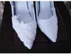 Chaussures habillées couleur blanche dentelle mariage femme Sexy bout pointu cheville boucle sangles Super haut talon aiguille mariée mariée pompes