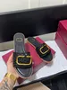 2023 Zomer nieuwe vrouwen luxe designer casual open teen metalen gesp decoratie V platte slippers Mode antislip uitgehold strand flip-flops 4 stijlen