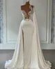 Unika designerpärlor pärlor sjöjungfru bröllopsklänningar Dubai arabiska en axel lång omlott Peplum brudklänningar Elegant satin sidosplit Vestidos De Novia CL2589