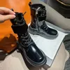 Schwarze Leder-Motorradstiefel, Metallschnallenverzierung, flacher Wüstenstiefel, Schnür-Stiefeletten aus Lackleder mit Reißverschluss, modische Damen-Kampfstiefel, Luxus-Designer-Damenstiefel