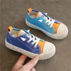 Sapatos de lona coloridos para outono de 2023 para crianças com elástico de cano baixo solado macio tendência de calçados casuais para meninos e meninas sapatilhas esportivas