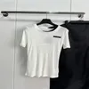 23 Sommer-Damen-Designer-T-Shirt, Designer-Oberteile mit dreieckigem Schild-T-Shirt, Mädchen, Milan Runway Crop Tops, Marken-Jersey-Designer-Pullover, gefälschtes zweiteiliges Hemd, Oberbekleidung, Strick