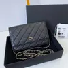 Kvinnor kaviar lammskinn woc designer crossbody väska mens handväska klassisk klaff axel kedja koppling kuvert väska lyxys tote satchel rosa jämn baguette väskor plånbok