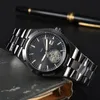 Нарученные часы для Men 2023 Новые мужские часы с тремя швами Quartz Watch Top Luxury Brand Clock с календарной функцией стальной ремень Fashion Vac Montre de Type