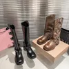 Stivali da equitazione da donna firmati 2023 Nuovi stivali di media lunghezza Stivali con fibbia in pelle retrò Stivali alla moda con tacco medio Scarpe da donna stile punk europeo e americano