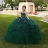 Tiers verde scuro Abito da ballo Abiti da quinceanera Scollo a cuore Senza maniche Lungo Tulle Abito da ballo Sweet 15 Abito in pizzo Appliques Cristalli Corsetto di perline Brithday Party Wear