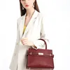 2023 nouveau sac de marque de luxe léger femme d'âge moyen femme sac tempérament grande capacité en cuir sac de mariage mère sac à main