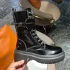 Botas de moto de cuero negro Decoración con hebilla de metal Bota plana del desierto Charol con cordones Botines con cremallera Dama de moda Bota de combate Botas de diseñador de lujo para mujer