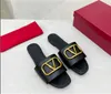 Designer Classic Fashion Nowe damskie sandały V Gold Logo Signature Skóra ziarnista Elementy dekoracyjne Kapcie
