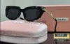 Óculos de sol de luxo Miu Óculos de sol Retro Cat Eyes Óculos de sol femininos Tendência da moda Óculos de borda cruzada Óculos femininos de metal com corrente oca Óculos masculinos x0710