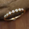 Huitan minimalistyczne obrączki w złotym kolorze dla kobiet betonowa olśniewający kryształ CZ kamień proste i eleganckie pierścionki nowa modna biżuteria